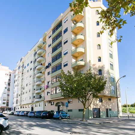 Apartamento Central Setubal Sossegado E Com Luz Exterior photo