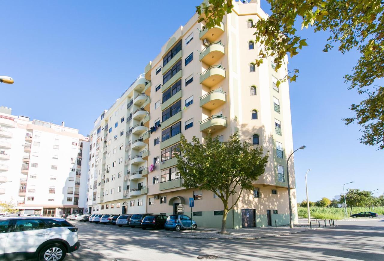 Apartamento Central Setubal Sossegado E Com Luz Exterior photo